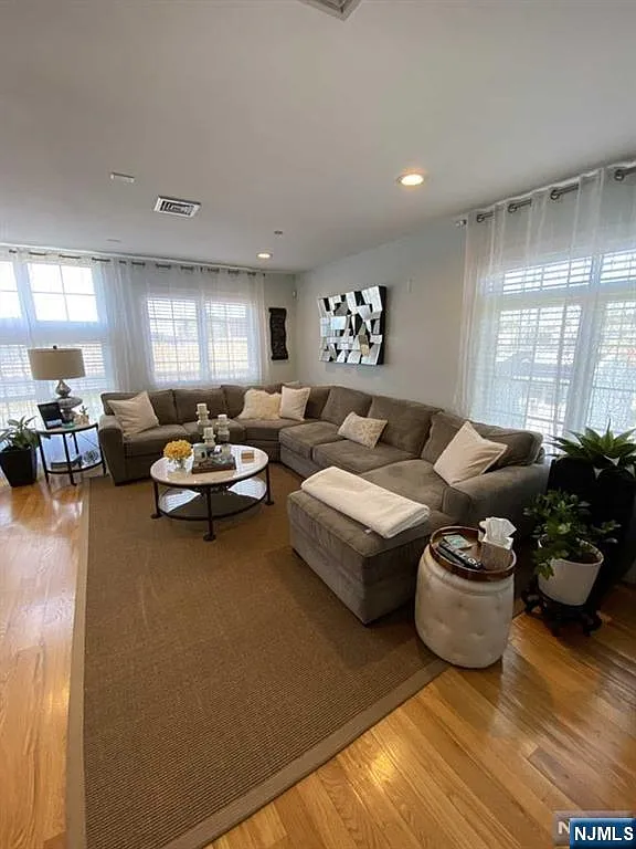 1 bed, 1.0 bath, $2,300 — Photo 3