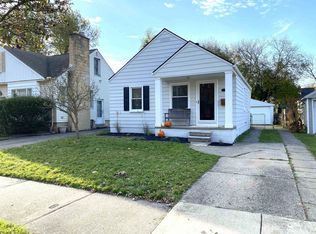 2223 Ridgemont Rd, Grosse Pointe Woods, MI 48236