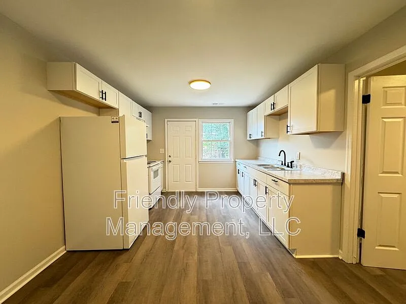 3 bed, 1.5 bath, 1284 sqft, $1,450 — Photo 2