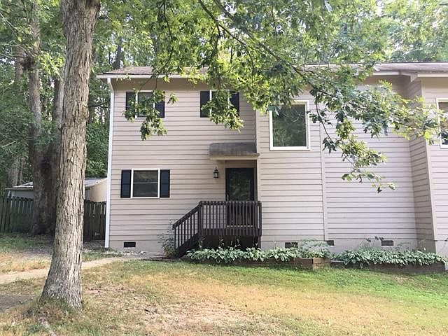 Exterior with large front lawn