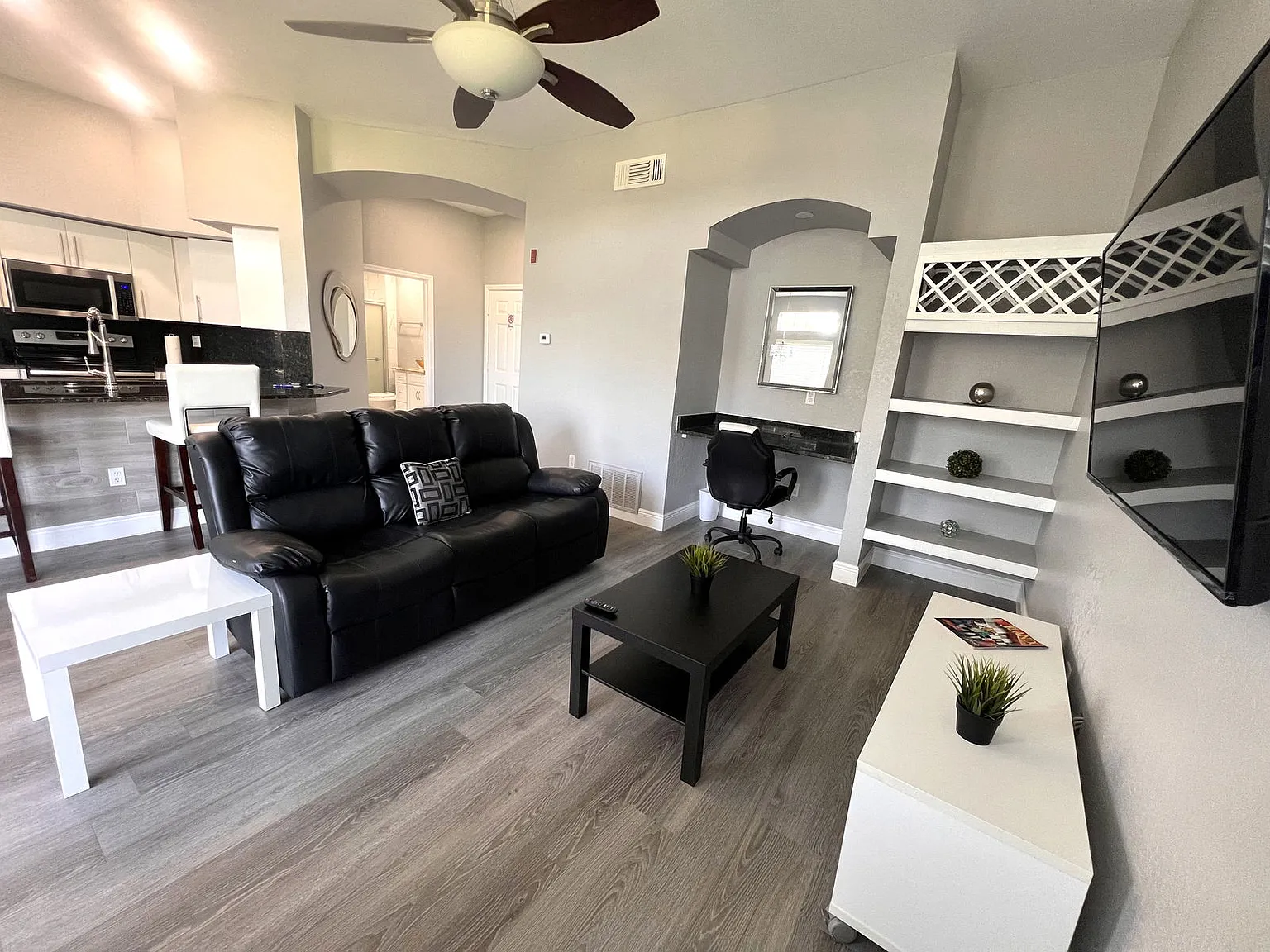 1 bed, 1.0 bath, 842 sqft, $2,500 — Photo 2