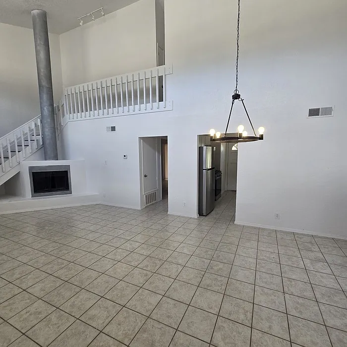 3 bed, 2.0 bath, 1465 sqft, $2,200 — Photo 2
