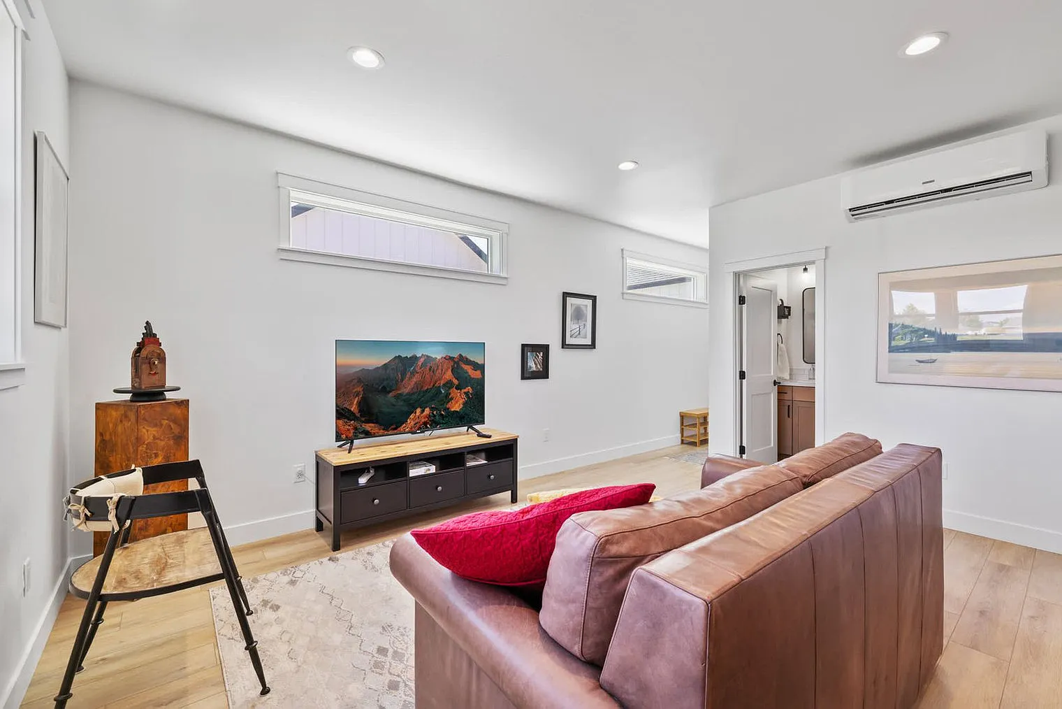 1 bed, 1.0 bath, 742 sqft, $4,826 — Photo 3