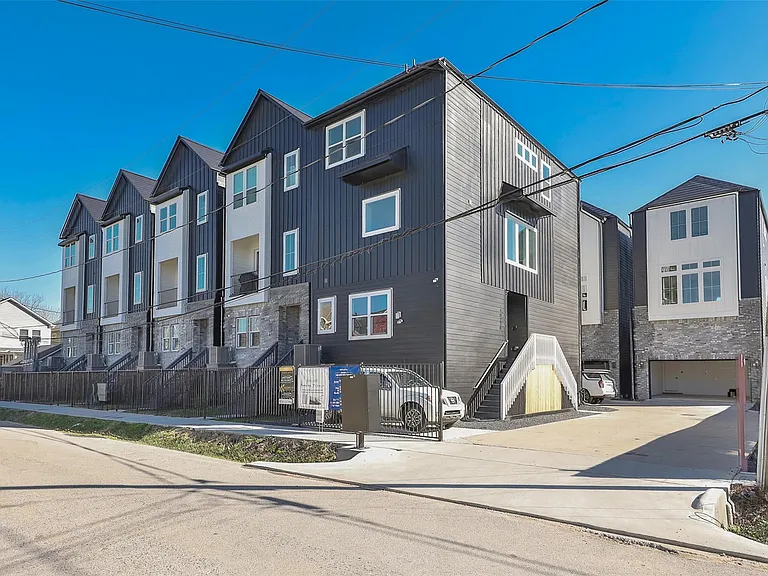 1020 W 15th 1/2 St #B — Photo 45