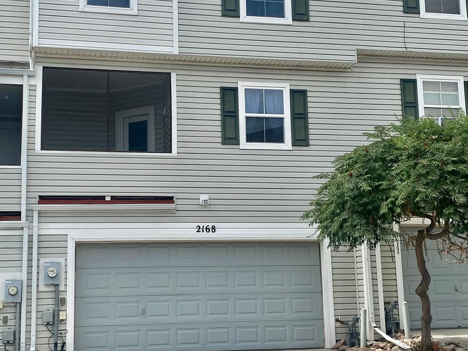 3 bed, 2.5 bath, 1645 sqft, $2,100 — Photo 2