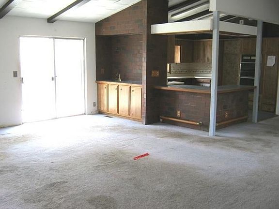 5th image of 699 E Evans St