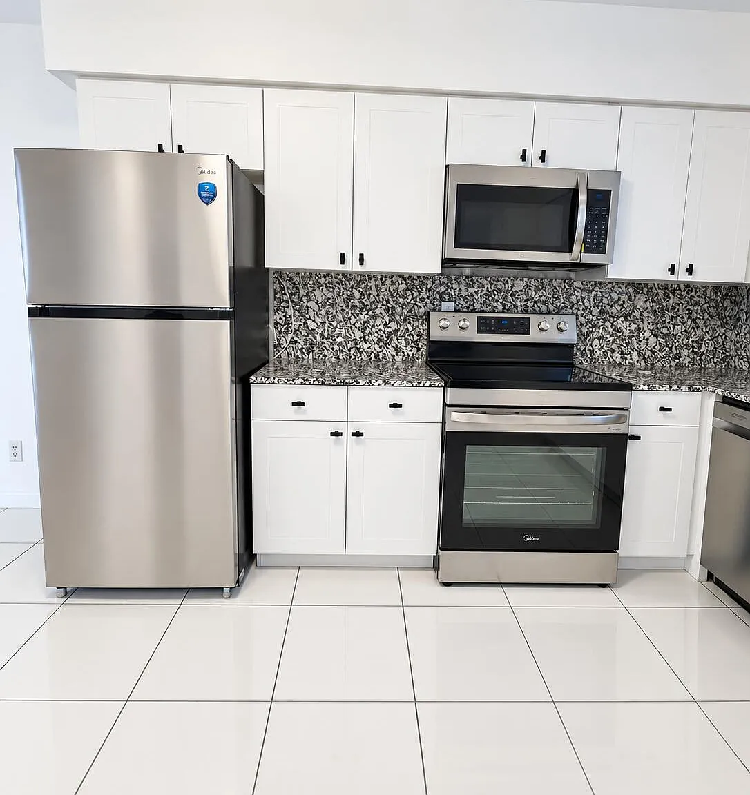 3 bed, 2.0 bath, 1700 sqft, $3,250 — Photo 3