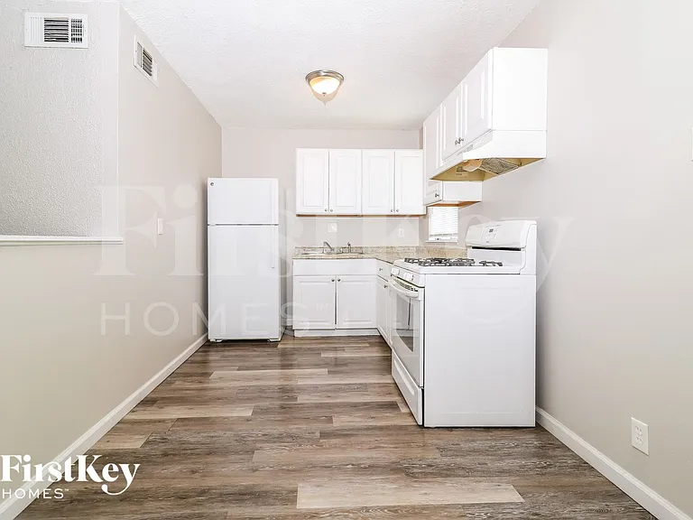 11091 Saxonhall Dr — Photo 6