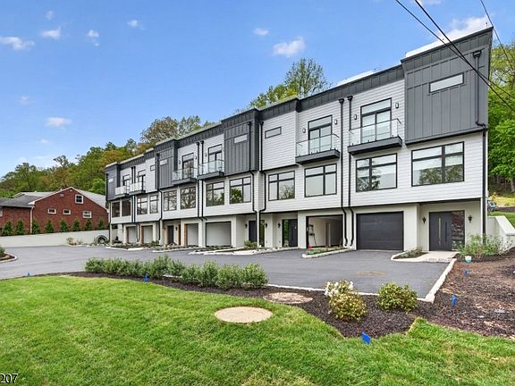 3rd image of 522 Valley Rd #2