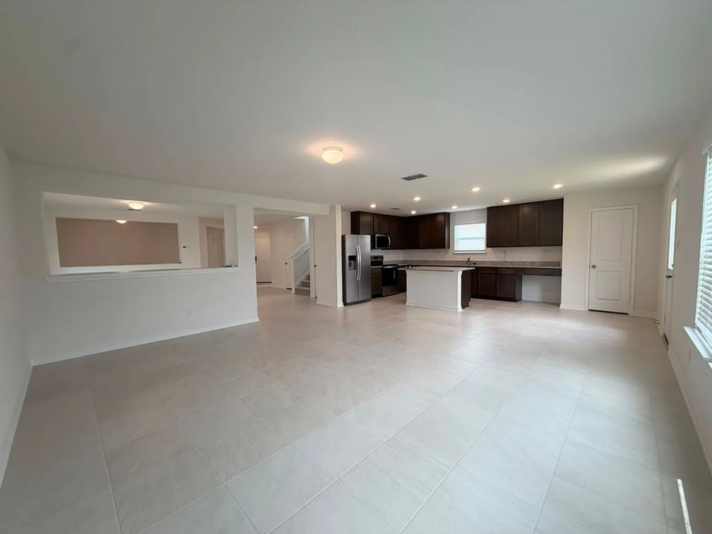 Modern Comfort Meets Style in Mariposa Manor — Photo 2