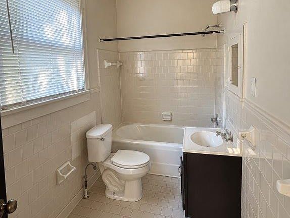 3rd image of 230 Hawthorne St APT 4