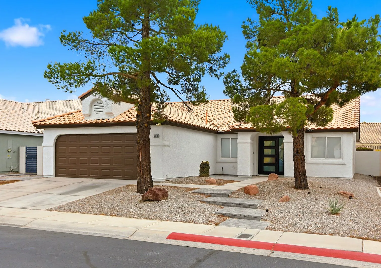 Remodeled Single Story in Guard Gated Community — Photo 2