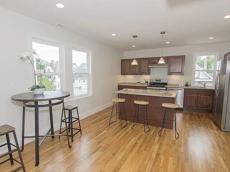 2 bed, 940 sqft, $4,200 — Photo 3