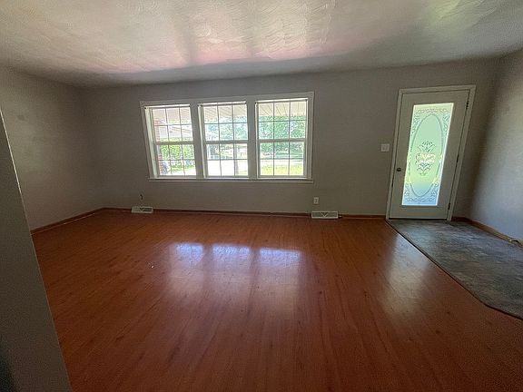5th image of 1017 Greenbriar Dr