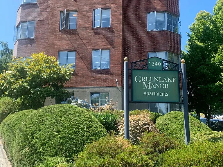 Green Lake Manor — Photo 11