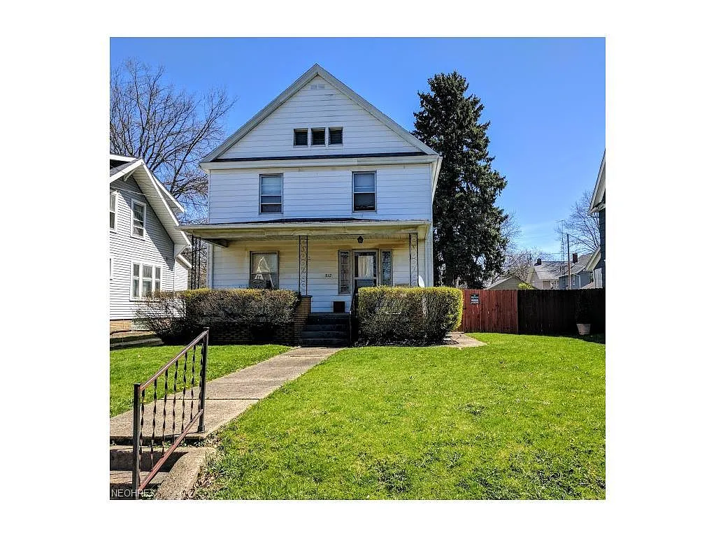 812 Clarendon Ave NW photo 1