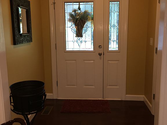 3rd image of 226 Tulip Dr