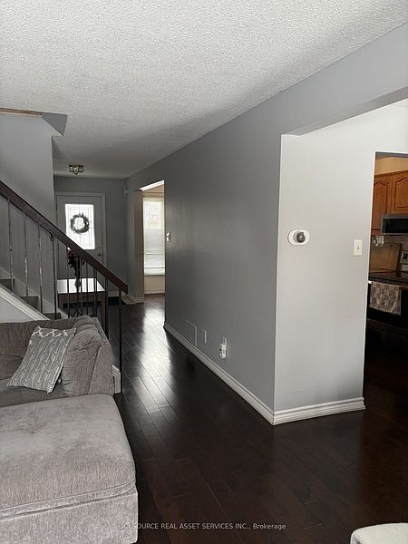 Brampton House for rent - 3 Bedrooms — photo 3
