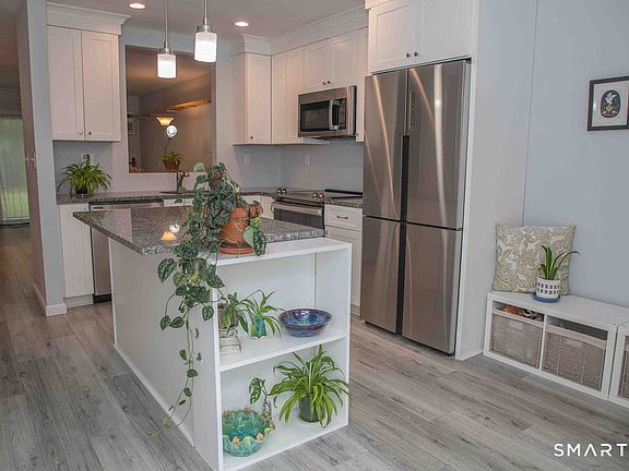 3rd image of 8 Knoll Lane #8