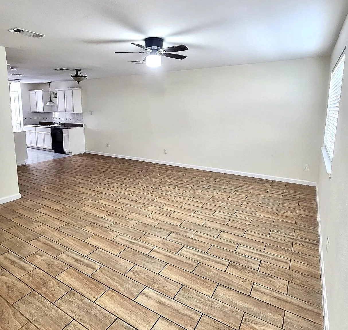 3 bed, 3.0 bath, 1446 sqft, $1,675 — Photo 2