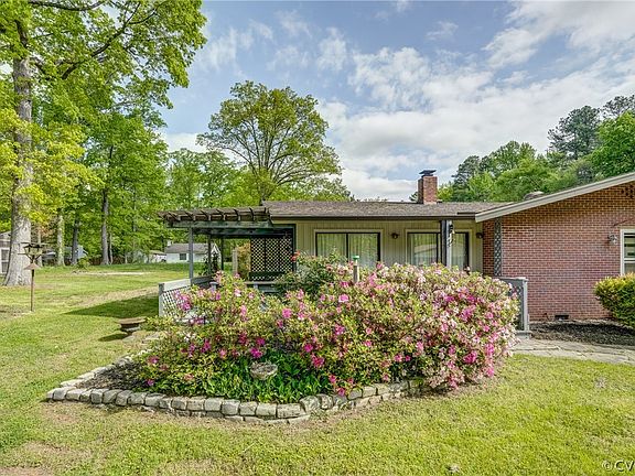 5th image of 558 Ville Ponteaux Ln