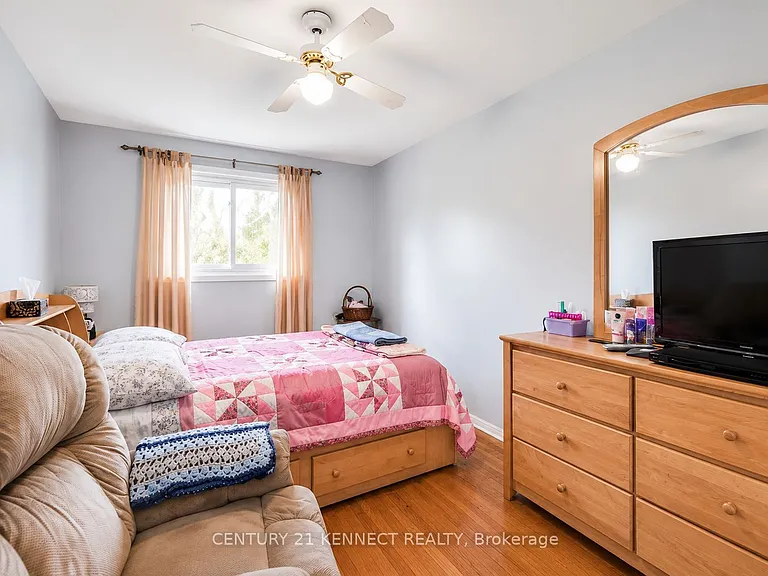 219 Barkley Cres — Photo 7