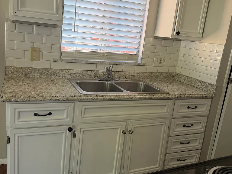 905 Craig Dr — Photo 2