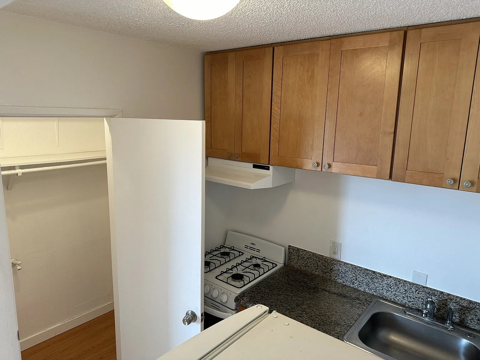 Studio, 400 sqft, $1,690 — Photo 3