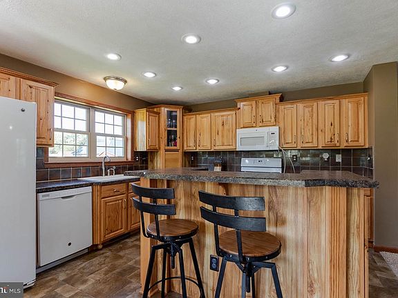 4th image of 111 Long Ln