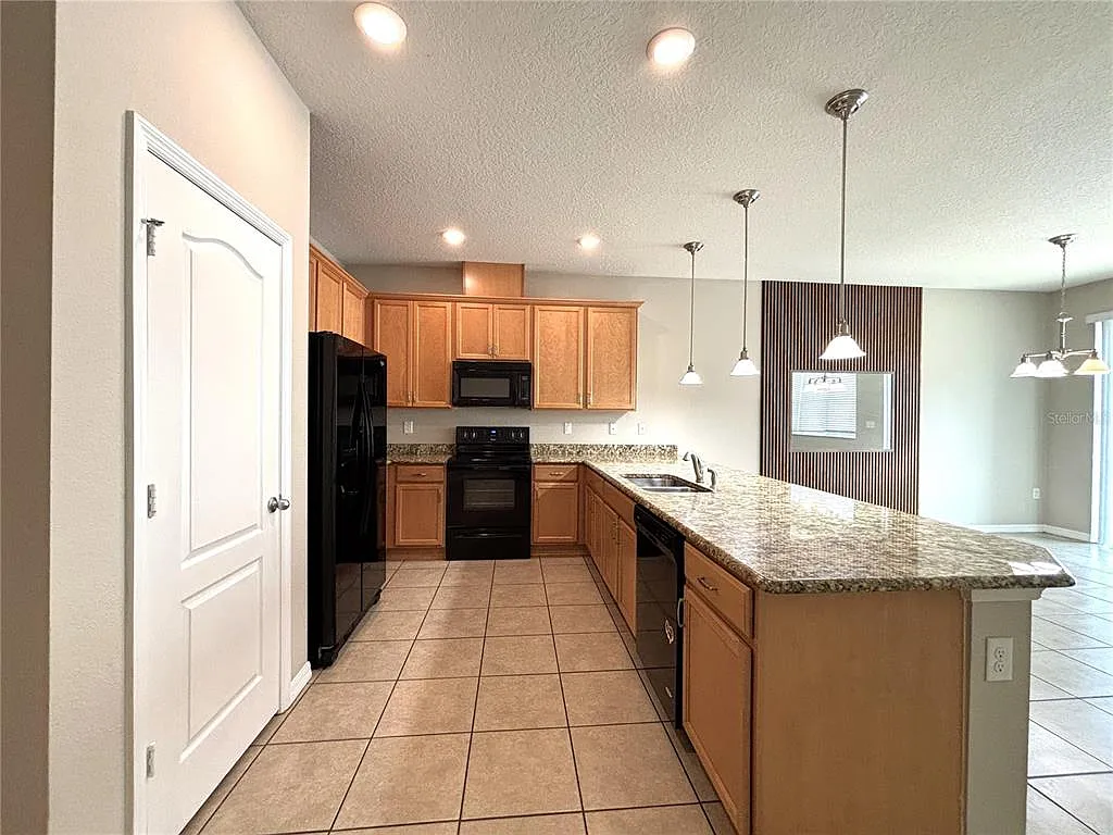 4 bed, 3.5 bath, 1649 sqft, $2,375 — Photo 3