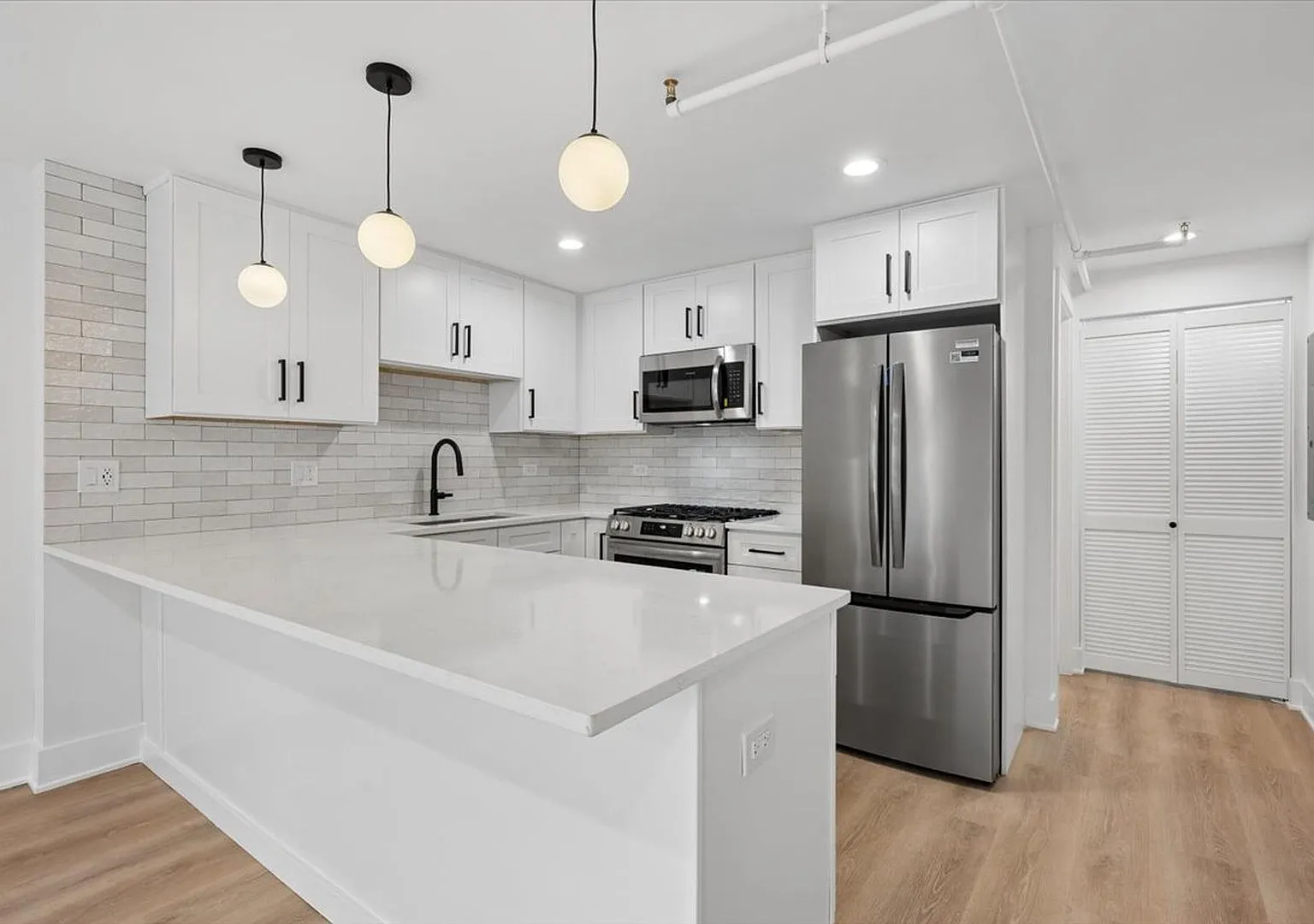 2 bed, 975 sqft, $2,996 — Photo 1