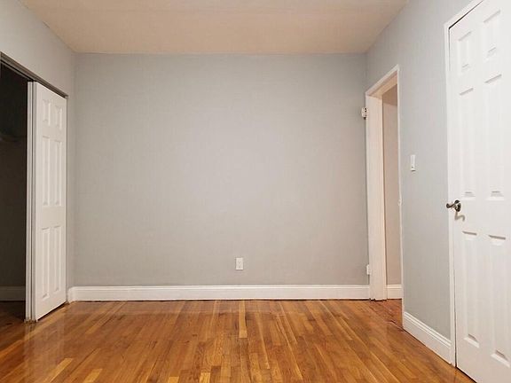 2nd image of 922 Bronx Park S APT 4B