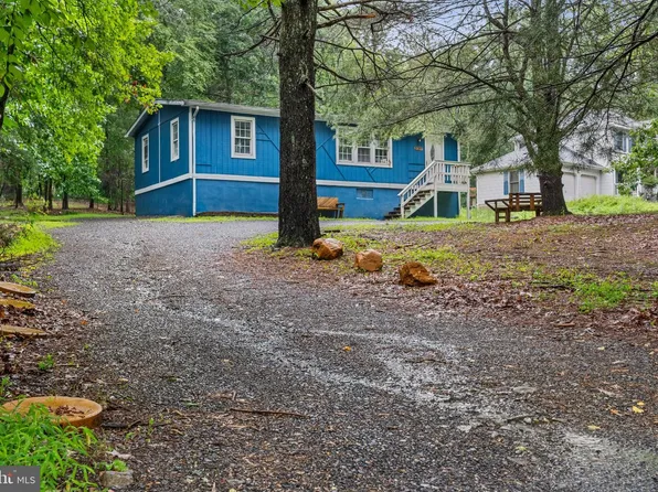 2037 Forest Lake Dr, East Stroudsburg, PA 18302