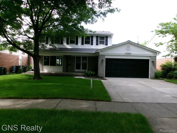 22541 Corteville St, Saint Clair Shores, MI 48081