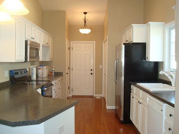 Lovely Kitchen w Stainless Appl