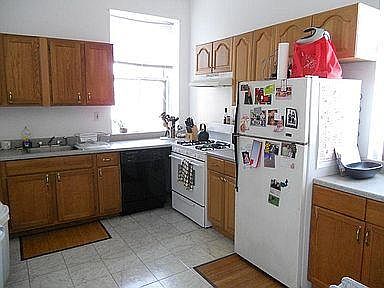 5th image of 664 W Oakdale Ave APT 4
