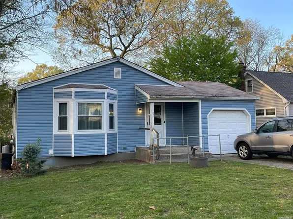 15 Elmwood Avenue, Selden, NY 11784