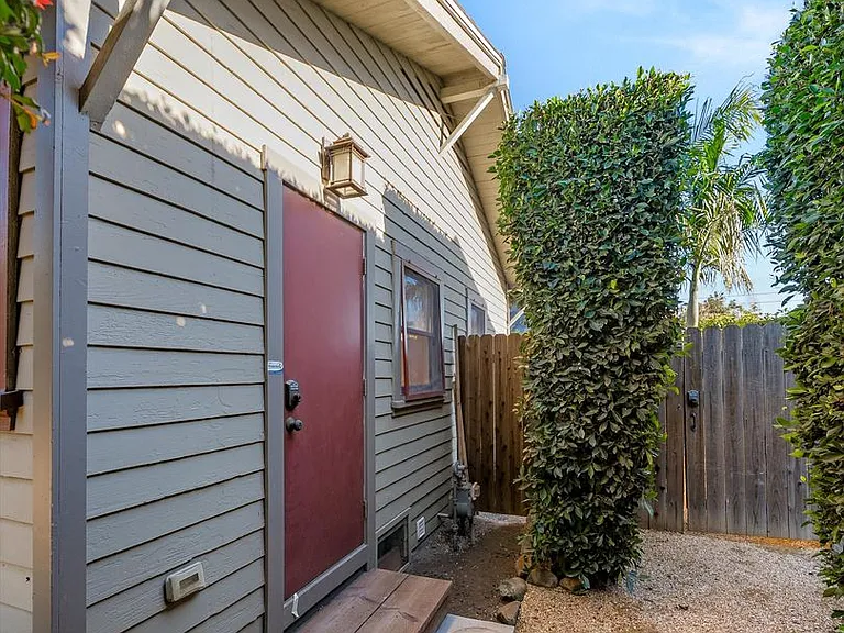 617 De La Vina St — Photo 35