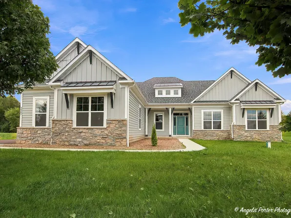 2907 Pioneer Oaks Dr, Ringwood, IL 60072
