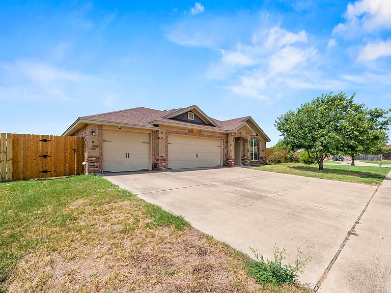 3006 Montague County Dr — Photo 2
