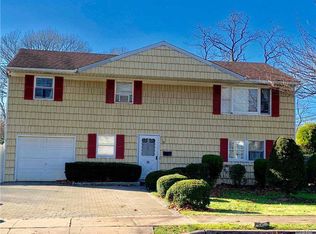 365 Deauville Blvd, Copiague, NY 11726