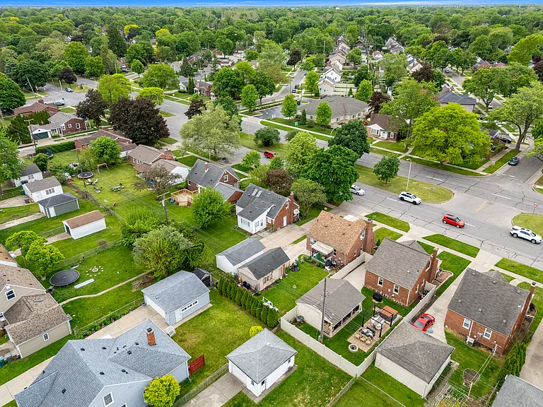 21311 Outer Dr — Photo 45