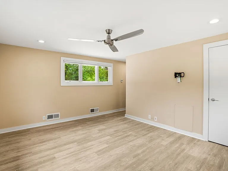 4515 N Lake Dr — Photo 3