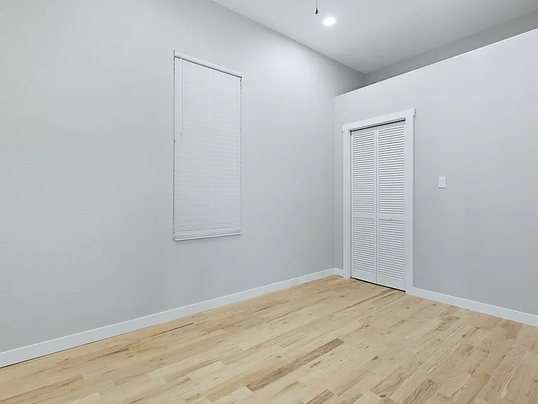 2446 Tremont Pl — Photo 9