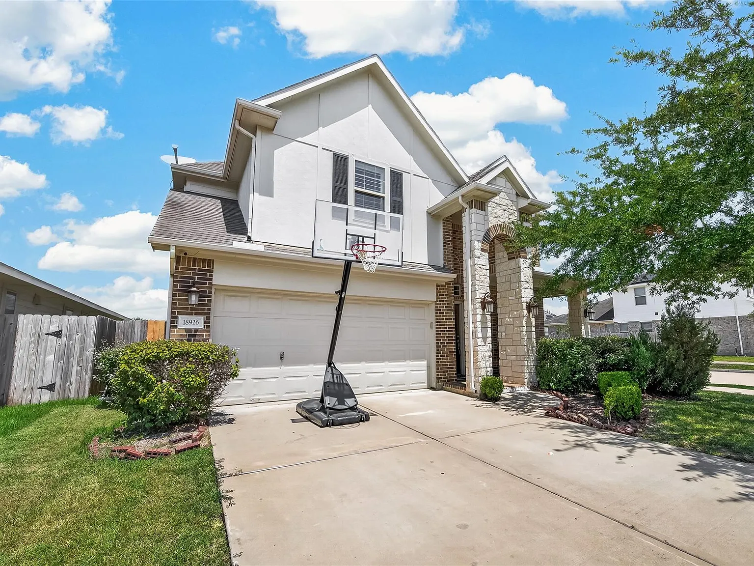 4 bed, 2.5 bath, 2346 sqft, $3,000 — Photo 3