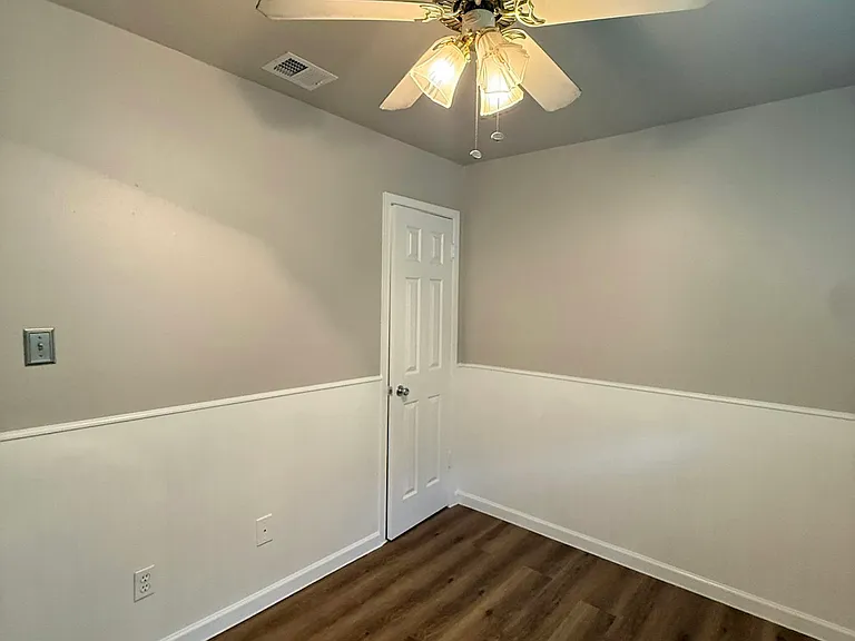 1690 Hofheinz St #B1 — Photo 8