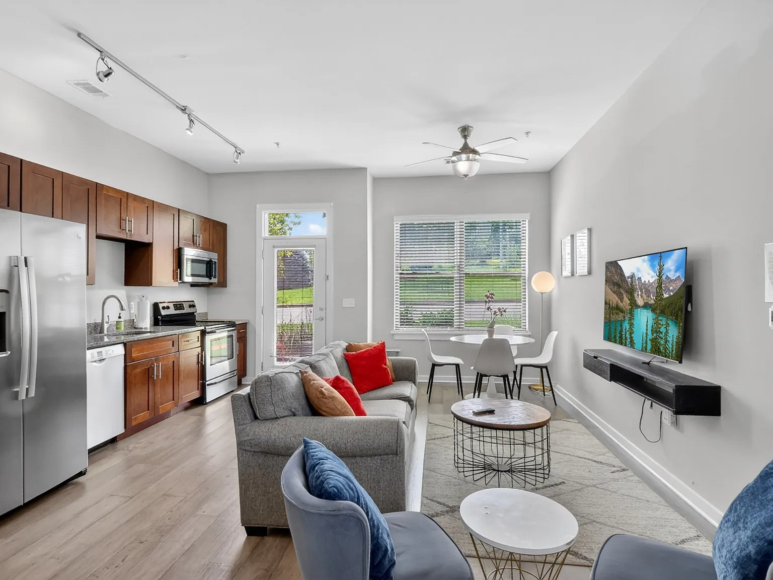 2 bed, 2.0 bath, 1044 sqft, $2,295 — Photo 4