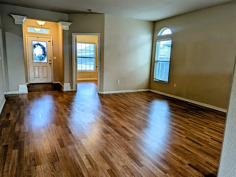 325 Pacific Dr — Photo 9