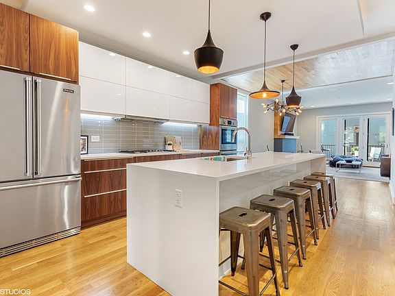 5th image of 2435 W Homer St #1E