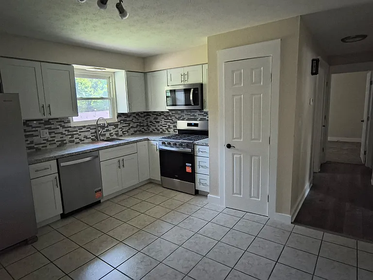 2091 & 2095 Berger Ave #2091 — Photo 9